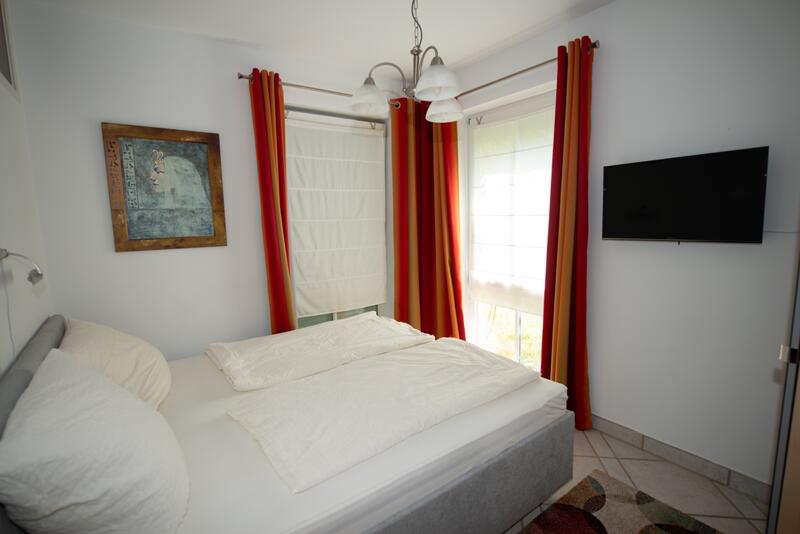 Schlafzimmer 1